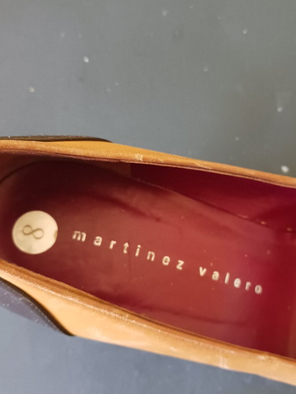 These are Martinez Valero two-tone leather pumps, featuring a striking dark brow